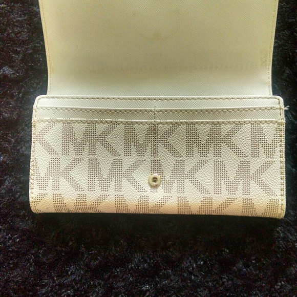 Michael Kors wallet. - Picture 2 of 8